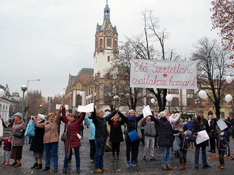 Élő szeretetláncot fontak