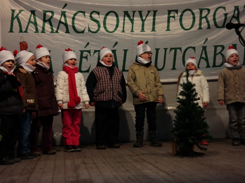 Daloltak és szavaltak a Bem Apó utcai ovisok a forgatagban