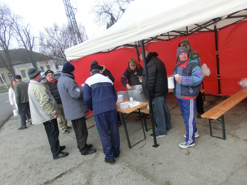 Öt helyszínen osztják az 1200 adag gulyást