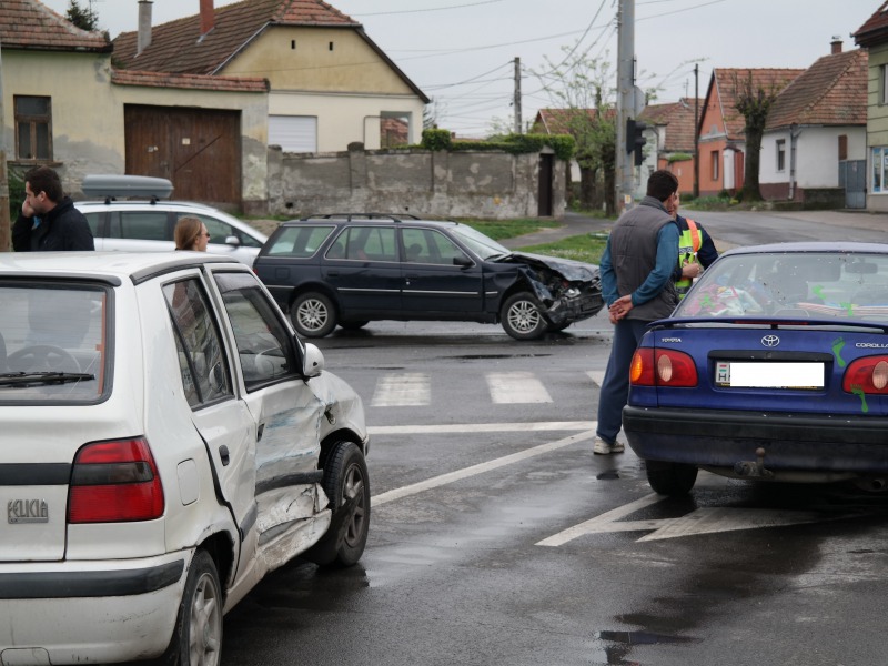 Három autó is részt vett a szombati balesetben – Egy 79 éves nő szenvedett könnyebb sérülést