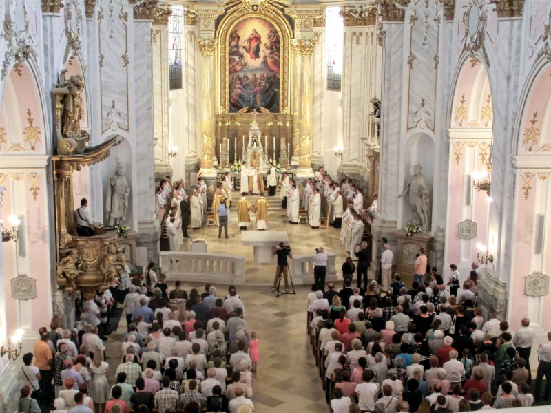 Papszentelés a Nagytemplomban – Bábel Balázs áldásával megnyílt a barokk templombelső