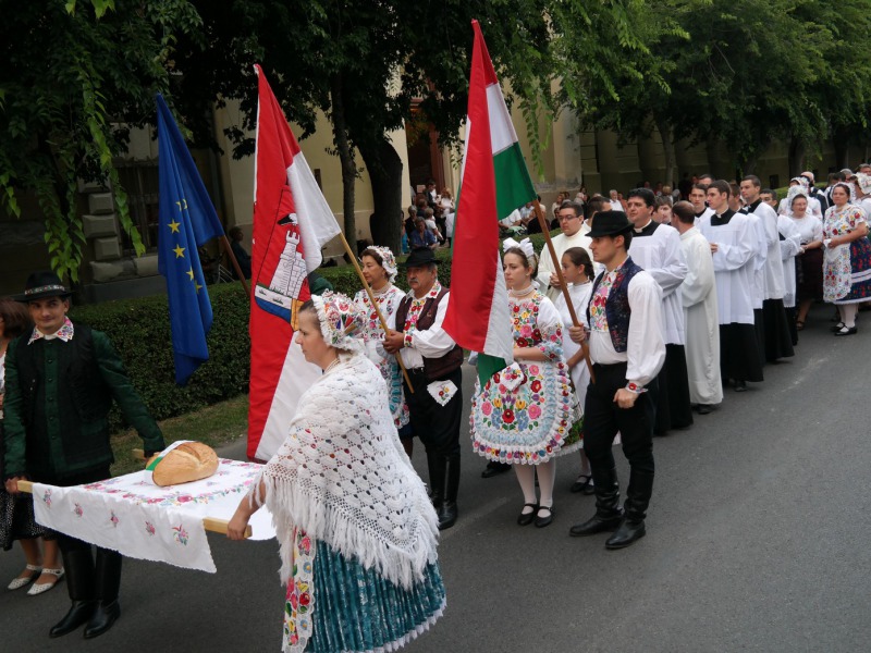 A király, a királyné, a kancellár és a Lord – Kenyérszentelés augusztus 19-én Kalocsán