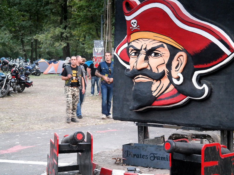 Fergeteges szezonzáró Szeliden a kalózokkal – Motoros találkozó több ezer látogatóval, huszonötödször