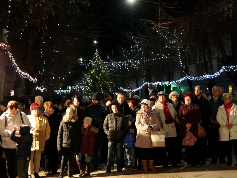 Gyertyagyújtás, ünnepi fények a sétálóutcában – Elkezdődött az adventi időszak