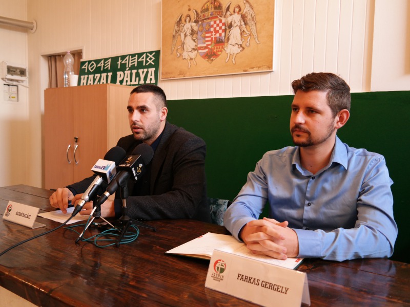 Sajtótájékoztató a helyi Jobbik-irodában – „A Fidesznek fontosabb a maga biznisze, mint a haza védelme”