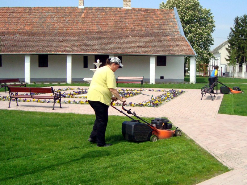 Parkgondozás, fűnyírás mesterfokon – Dunapataj lehet az etalon