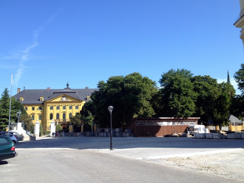 Behozható hónapok? – Csúszik a Szentháromság tér átalakulása