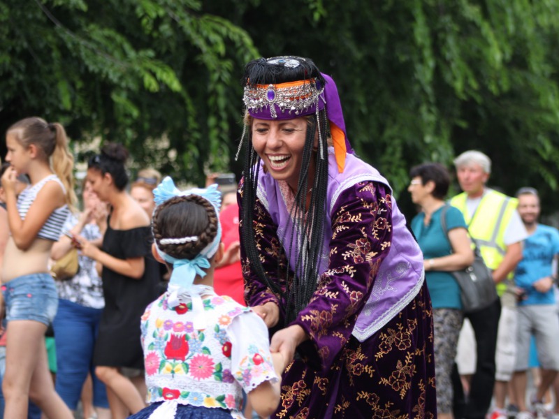 Elstartolt a XXI. Dunamenti Folklórfesztivál – Megtelt a főutca a menettáncra