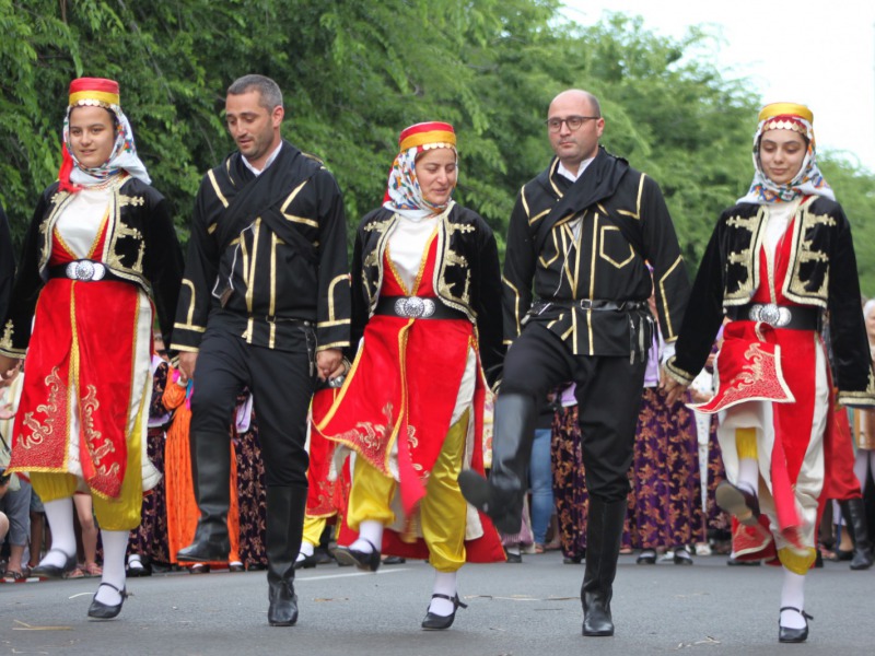 Sikerek és izzasztó percek – A Duna Menti Folklórfesztivál kulisszái mögül