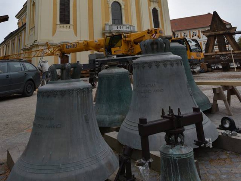 Eddig láttuk, nemsokára halljuk is őket – Harangszentelés a Szentháromság téren