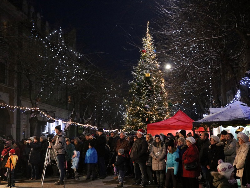 Ünnepi fények költöztek a sétálóutcába – Kezdetét vette az adventi időszak