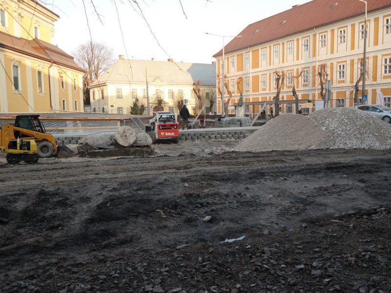 Egy ideig a jelen kép marad a Szentháromság téren