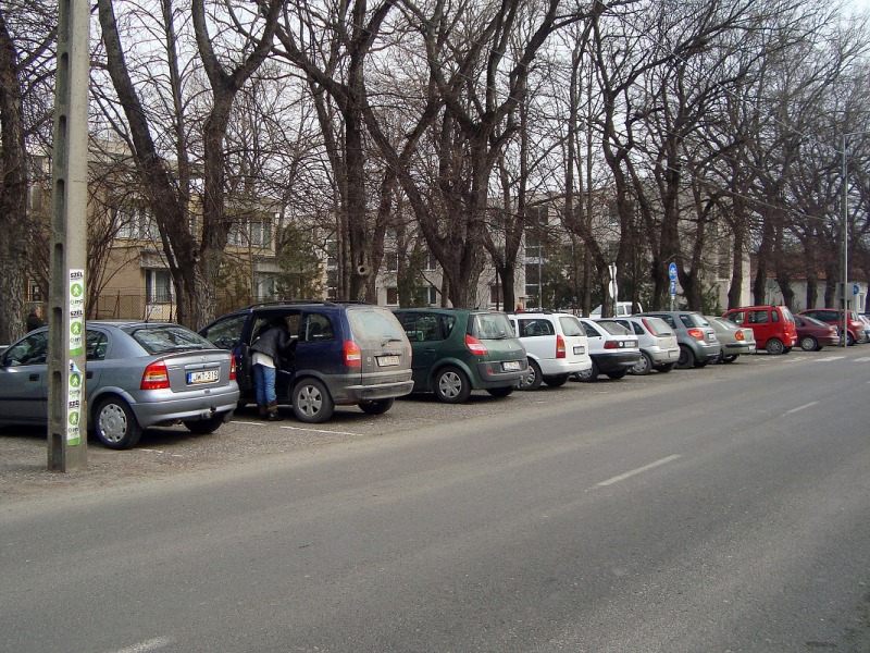 A kórháznál parkoló kapacitásbővítésre lesz szükség – egy asztalhoz ül az intézmény és az önkormányzat