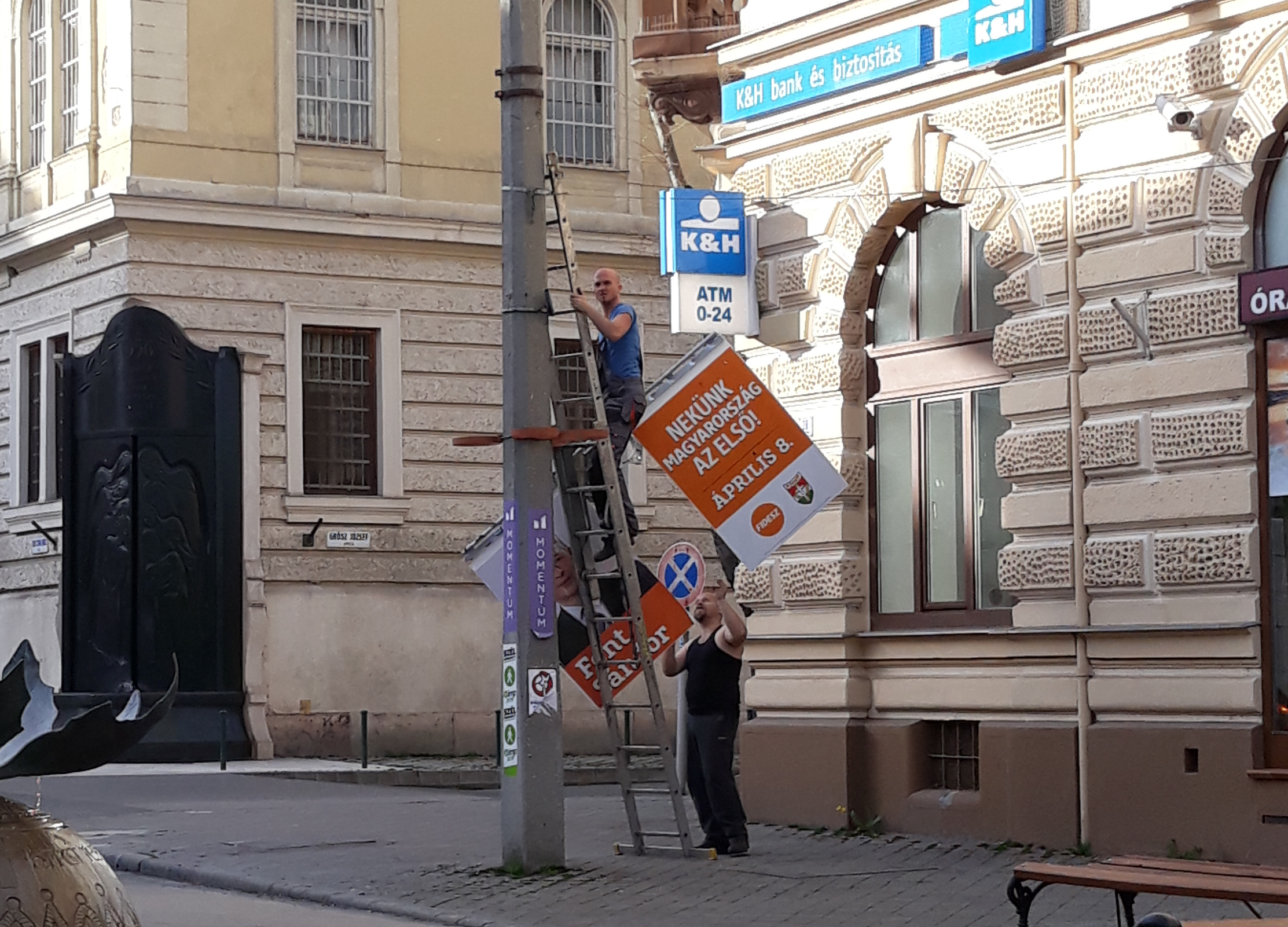 A választás első helyezettje elsőként távolíttatta el plakátjait – Font Sándor hirdetéseit már leszedték