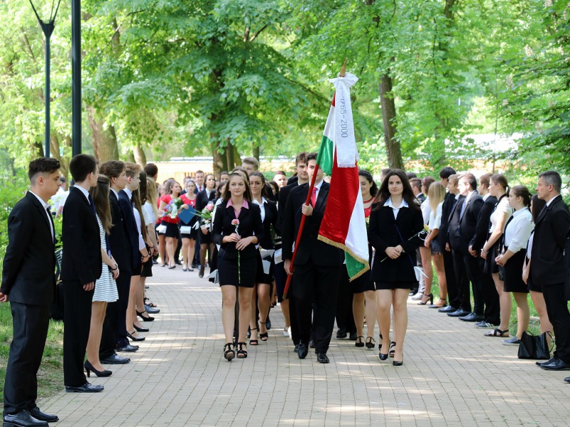 79 tanulónak szólt az utolsó csengő – Elballagtak a Szent István Gimnázium végzős diákjai