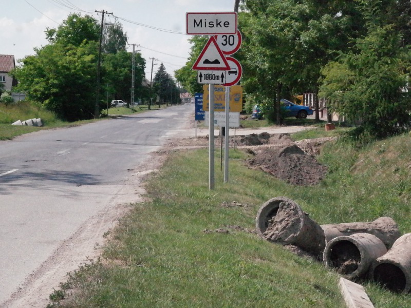 Miskén teljes fordulatszámon pörög az út és csapadékvíz beruházás – Teljes hosszában jó úton utazhatunk Hajósra