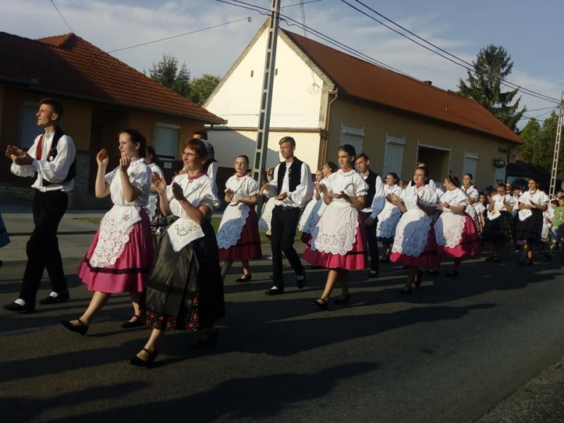 Tanztag és mulatság Hajóson