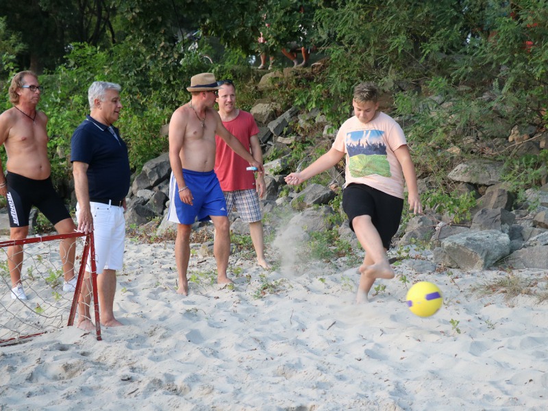 Tízéves a KALOhírek: Duna-parti anziksz – Családi piknik sporttal mixelve a Meszes-Beach homokpadján