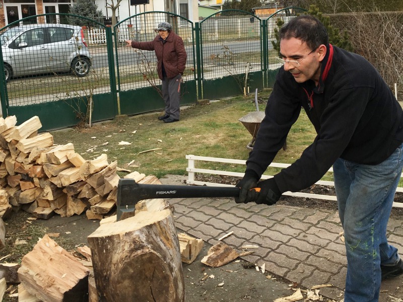 Újra lángolt a tűzifa-vita – Angeli kifogására Bolvári saját kezűleg aprított, de nota bene, ez nem a rezsicsökkentős fa, hanem a szociális