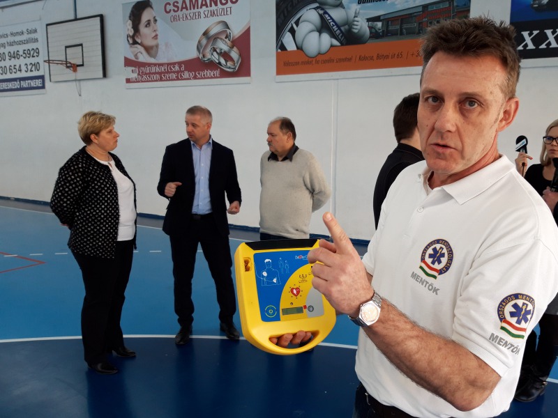 Hirtelen szívhalál esetén életet menthet az új eszköz – Defibrillátort szerzett be a Kalocsai Kézilabda Club