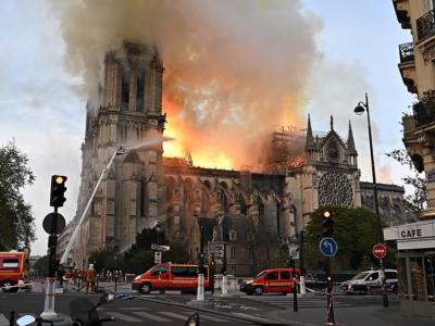 Megfékezték a Notre-Dame jelentős részét elpusztító tüzet - A teljes tetőszerkezet elpusztult