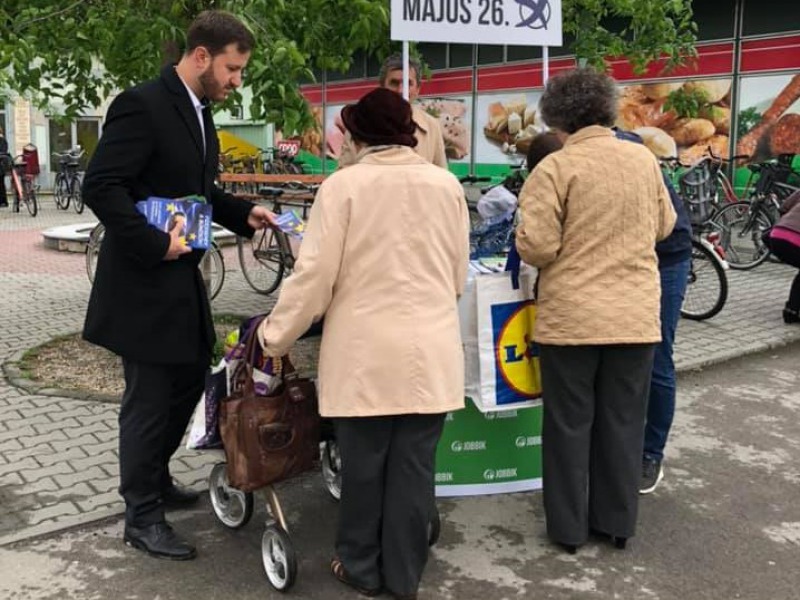 „Szüntessük meg az uniós pénzek elcsalását” – Az EP választások égisze alatt nemzetközi, uniós kampányhoz gyűjtött aláírásokat Kalocsán a Jobbik