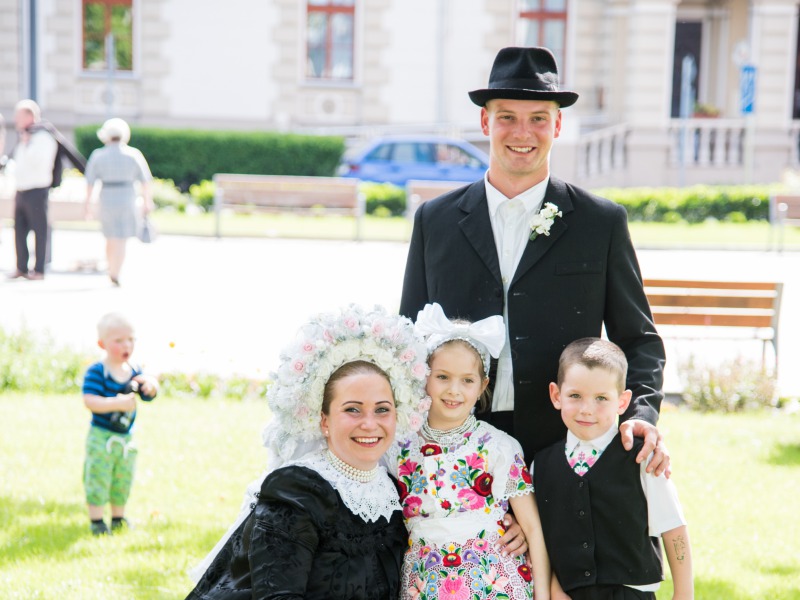 Talpig tót népviseletben házasodtak – A násznép a tót és a kalocsai folklór hagyományok előtt tisztelgett 