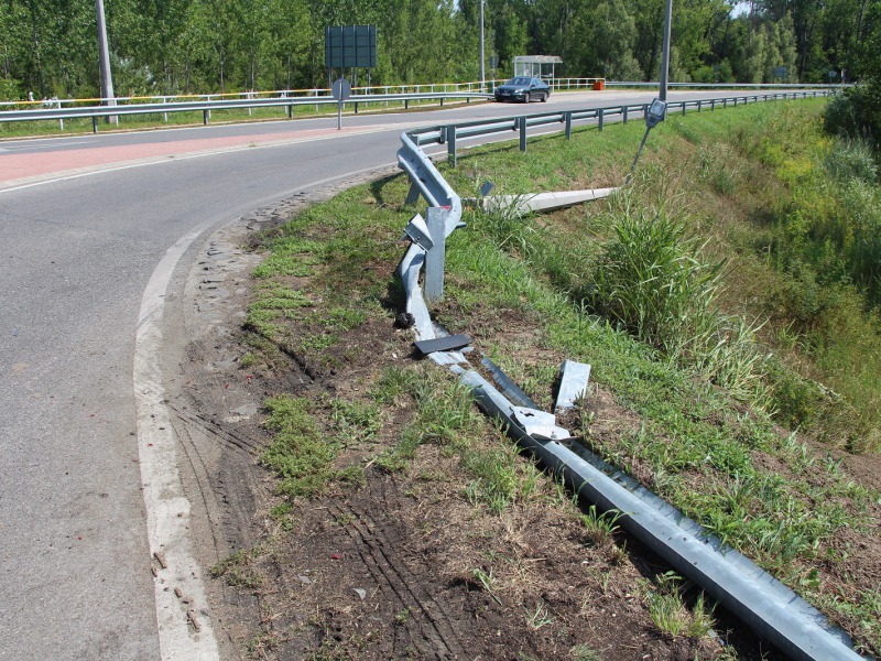 Foktőnél fékezés nélkül csapódott a korlátnak, dőlt oldalára a kamion – A vakszerencsén múlt, hogy nem történt személyi sérülés vagy tragédia