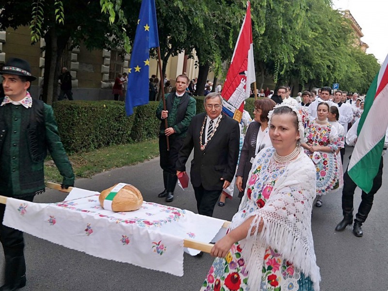 Városjáró zongora, nemzetiségi főzőbemutató, történelmi játék a vízen – Szent István napok Kalocsán