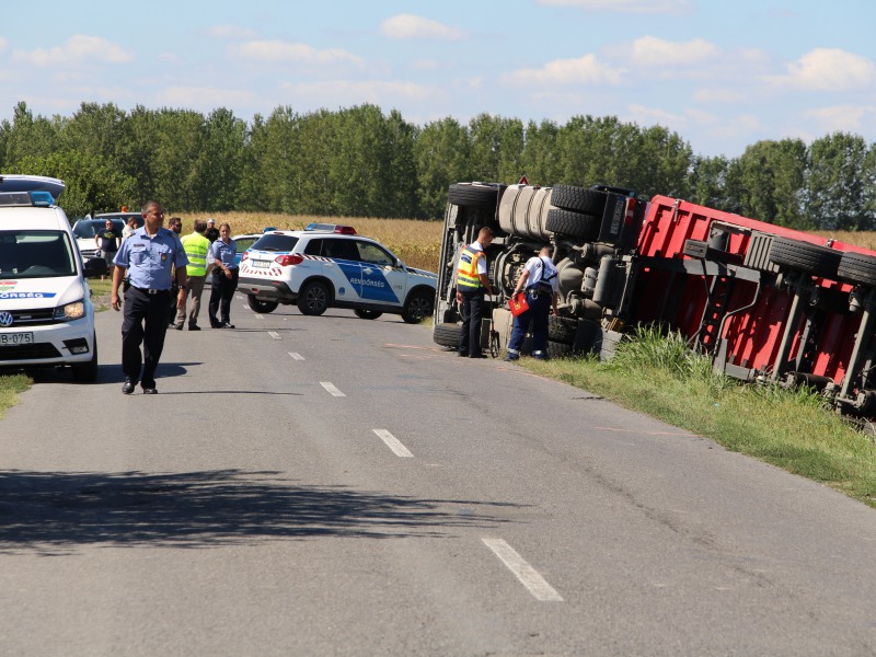 Szívinfarktust kaphatott a fölborult kamion sofőrje? – Azonnal ott volt a segítség, de már az is késő volt