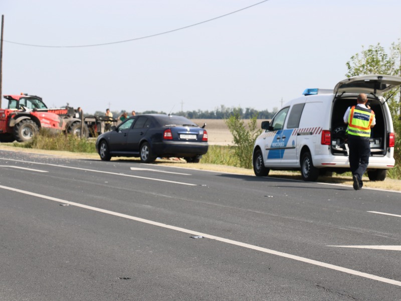 Terhes kismama sérültje van a bakodpusztai bálahordó és Skoda ütközésének – Az asszonyt szállította el a mentőhelikopter