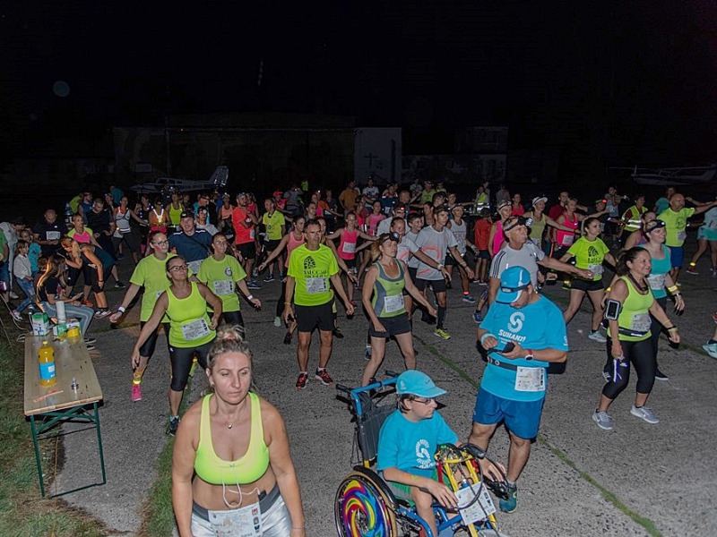 Fényt vittek a reptér sötét éjszakájába – Először volt éjszakai reptéri futás Kalocsán, világító futókkal!