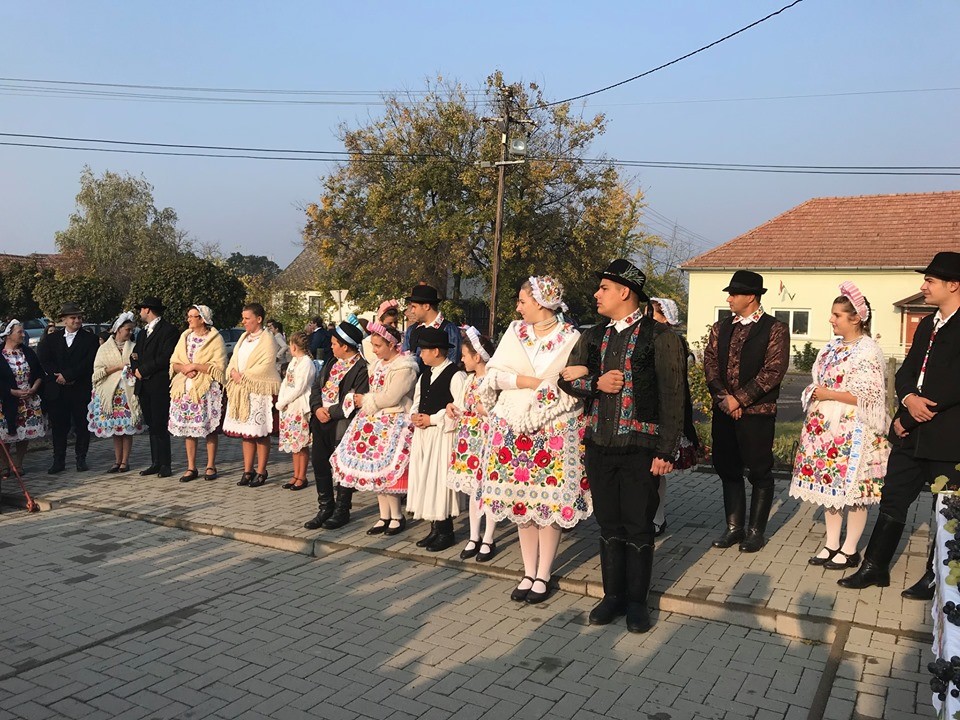 Szombaton szüreti felvonulás Homokmégyen! – Markó Gabi és bandája muzsikájára táncolják körbe a határt, este a Koktél zenél