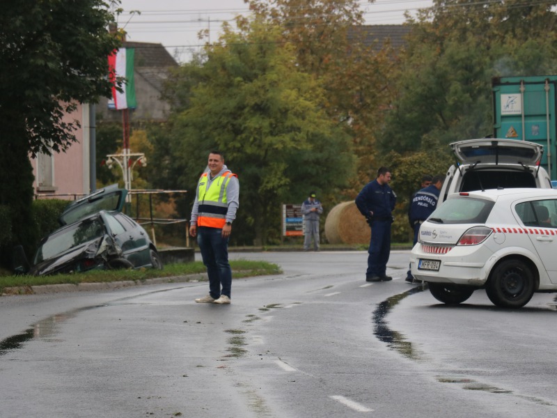 A bátyai nagykanyarban kamion oldaláról pattant le, borult árokba a helyi „Román”