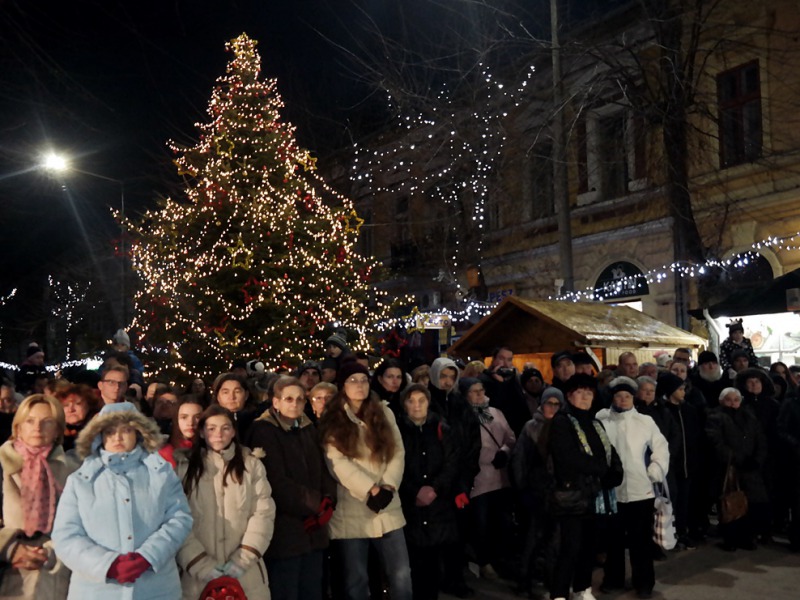 Föllobbant az első gyertya az adventi koszorún – A díszvilágítás mellett vers és énekszó emelte az ünnep fényét