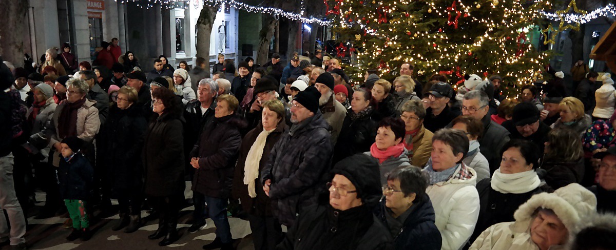 A harmadik gyertya is ég már  Kalocsa adventi koszorúján – Köszöntőt Selmeczi Géza mondott, Szabó Gabi énekét Pataj György kísérte zongorán