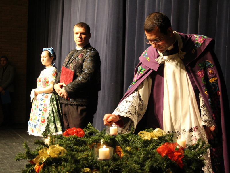 Negyedik adventi gyertyagyújtás – A gyertyát Mészáros István gyújtotta meg Oláh Gergő műsora és Filvig Géza ünnepi köszöntője előtt a színházban