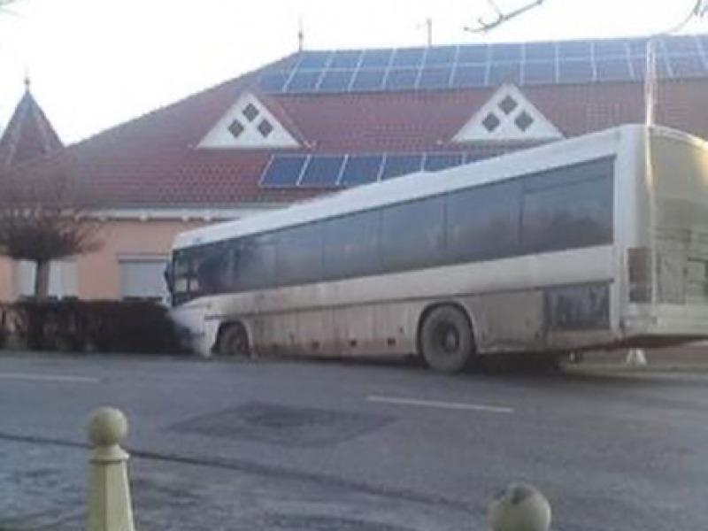 A géderlaki buszbaleset tíz sérültjéből kettő még kórházban van – A sofőr karcolás nélkül úszta meg a balesetet