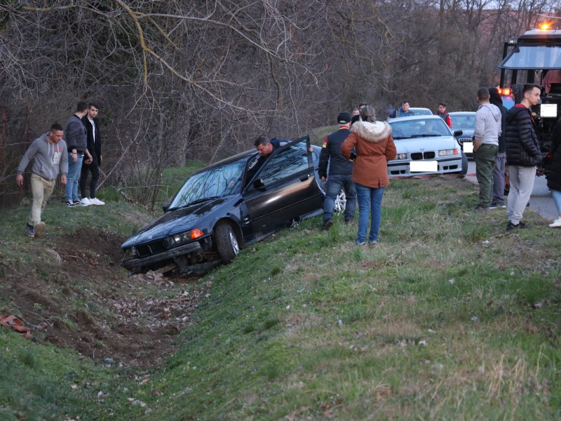 A Foktői úton 3-as BMW csapódott a mély árokba – A közelben lakók szerint a Csillás park a fiatal autósok kedvenc driftelő helye