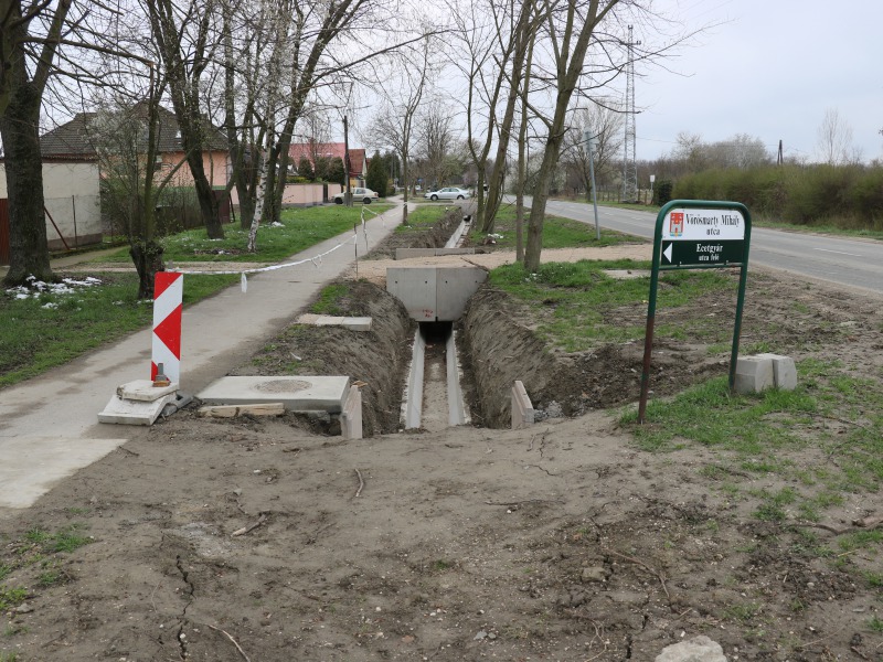 Ütemterv szerint halad a Kertváros csapadékvíz-elvezető hálózatának fejlesztése – A gépkocsibejárókat az eredeti állapotnak megfelelően állítják vissza 