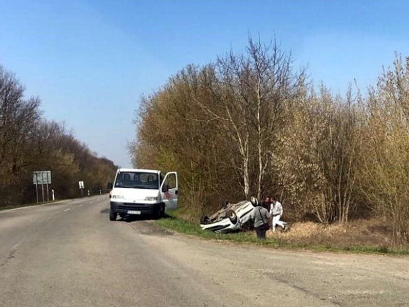 Stop táblánál véget ért az út, de tovább száguldott, fejtetőre állt a kis Peugeot – A Miskéről bevezető útnál nem az utolsó az ilyen baleset