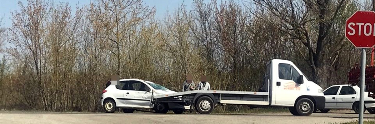 Stop táblánál véget ért az út, de tovább száguldott, fejtetőre állt a kis Peugeot – A Miskéről bevezető útnál nem az utolsó az ilyen baleset