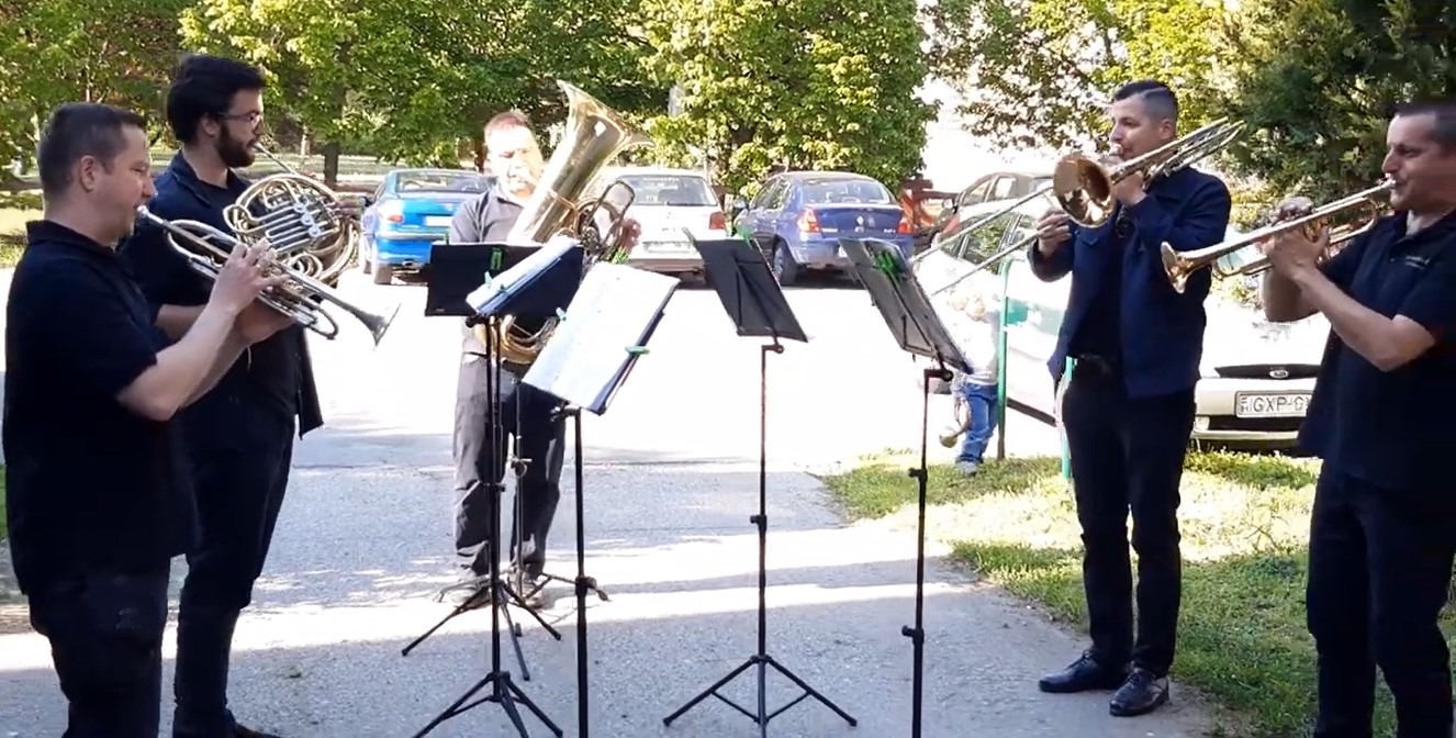 Pénteken újraindultak, ma folytatódnak a Tér-zene koncertek – Ma a Zrínyi lakótelepen és a Kishalas-soron az In Medias Brass zenél