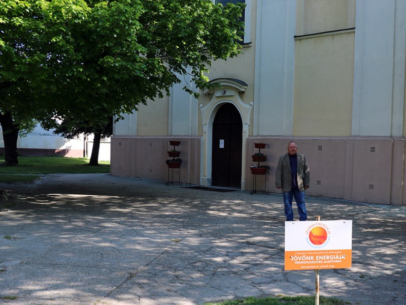 Felújítják kívülről a bátyai katolikus templomot - A Szent Koronán marad, a bátyai templomon kiegyenesítik az elferdült keresztet