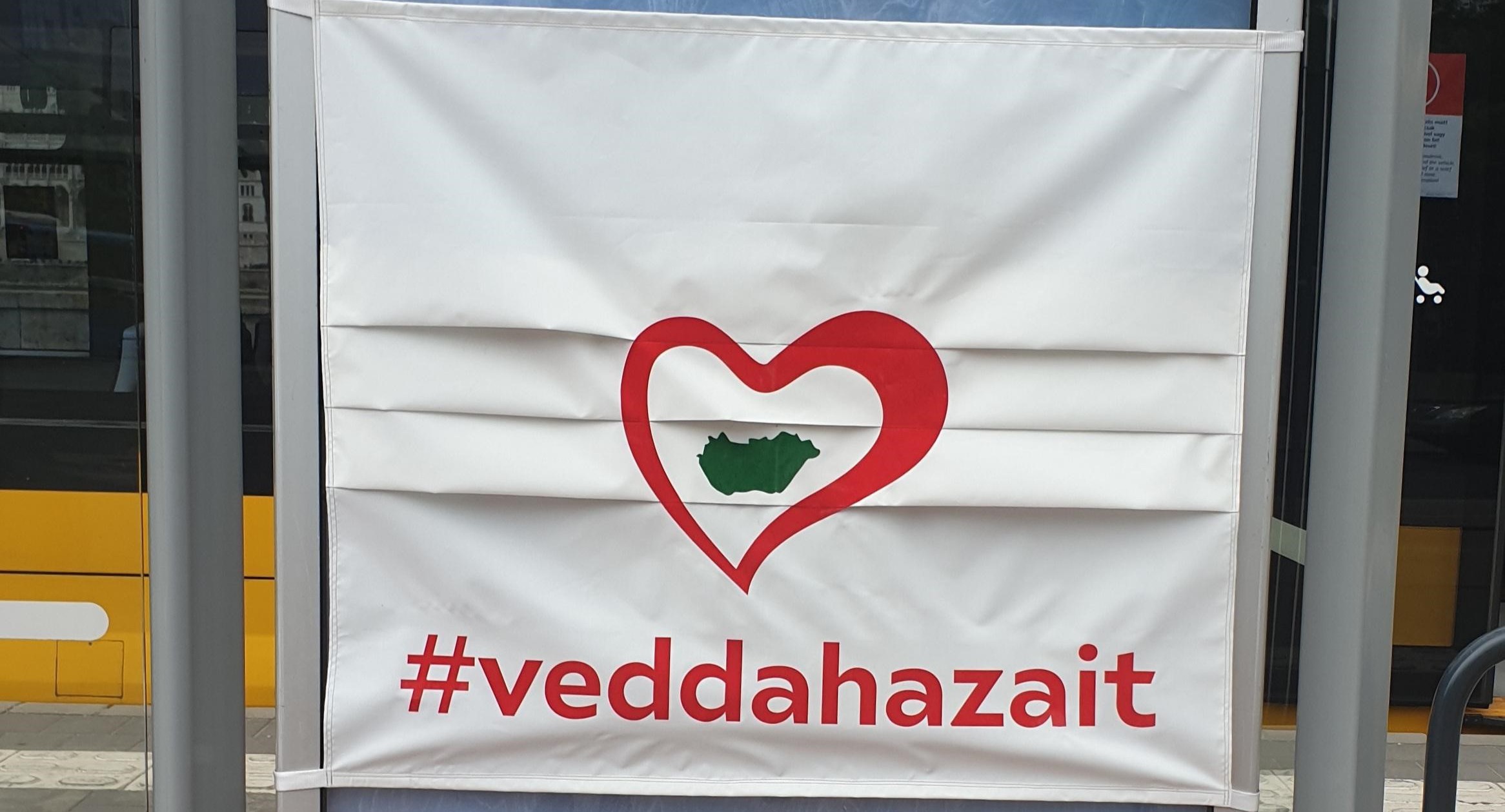 Maszkos plakátkampányba kezd a #veddahazait - Bármelyik gyártó és kereskedő cég csatlakozhat