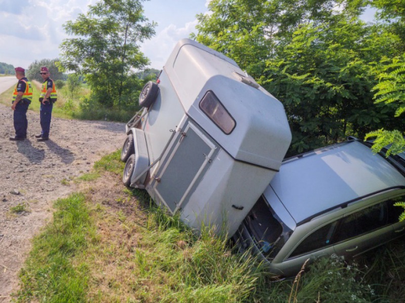 Lószállító és traktor ütközött Öregcsertő és Kecel között