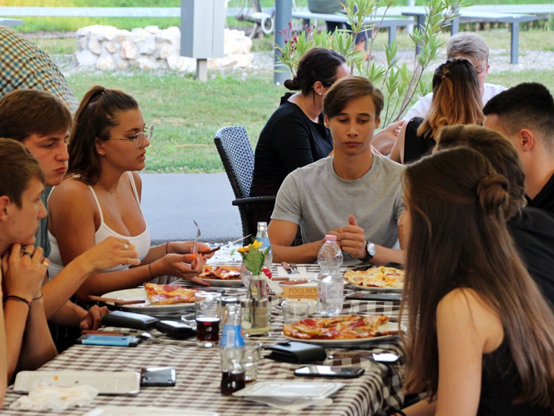 Neked is sikerült? – Ponthatárváró buli az E. T. Pizzériában