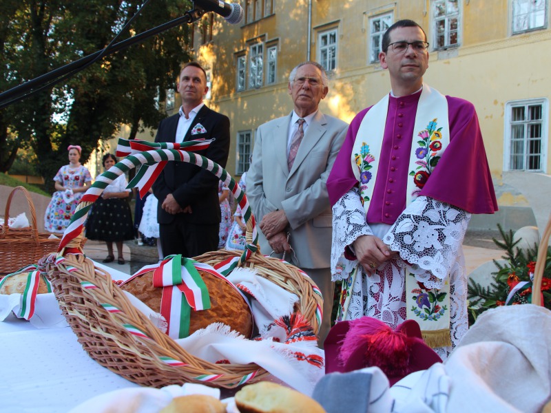 Augusztus 20., az Új Kenyér ünnepe – Kenyérszentelés a Szent István király ereklyéje jelenlétében tartott mise után