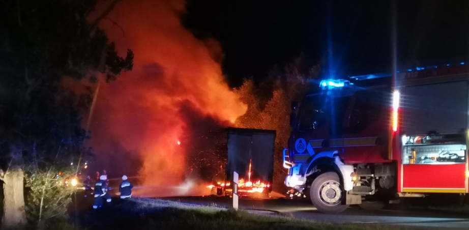 Kiégett egy papírt szállító román kamion az 52-es főúton –Célszerű Izsákon át közlekedni 