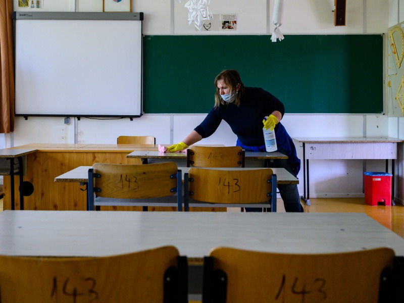 Most aktualizálják a járványügyi protokollt az oktatási intézményekben – Tizenegy témakörben határozták meg a teendőket